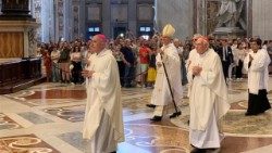 El cardenal Mauro Gambetti (centro) durante la procesión de entrada de la Misa por la Solemnidad del Santísimo Cuerpo y Sangre de Jesús, en la Basílica Vaticana. A la derecha, el cardenal Giovanni Battista Re.