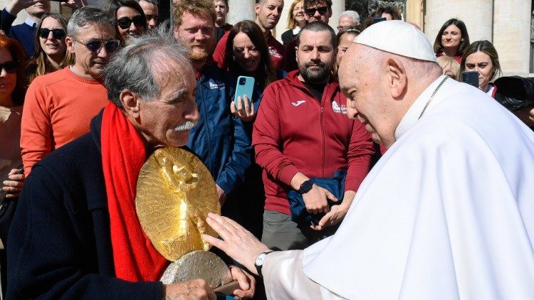 O Papa abençoa a Taça dos últimos por ocasião da Maratona de Roma em março passado