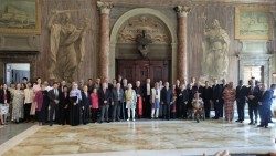 Dobitnici Nobelove nagrade i čelnici iz raznih zemalja na početku Svjetskoga susreta o ljudskom bratstvu u Palazzo della Cancelleria u Rimu, 10. lipnja 2023.