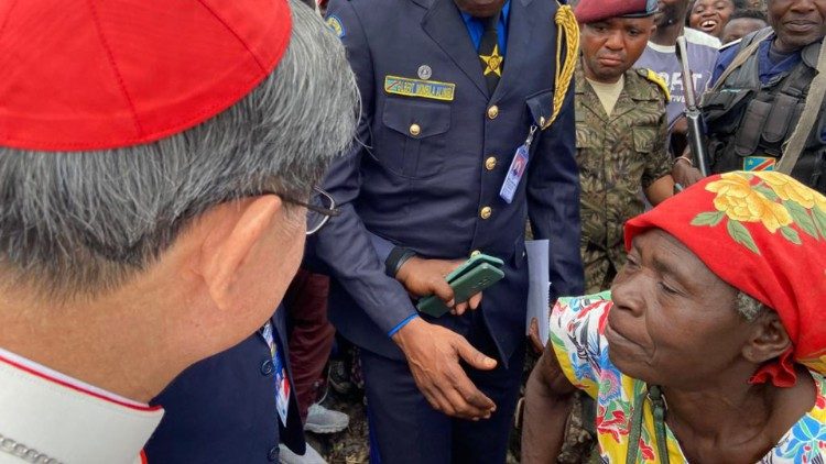 Kardinal Tagle am 13.6. im Flüchtlings-Zeltlager Lushala in Goma