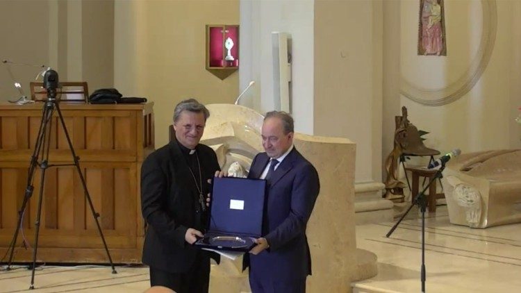 Consegna dell'omaggio dell'Ateneo al cardinale Grech