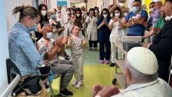 Папа Франциск сред децата от онкологичното отделение на "Джемели"
