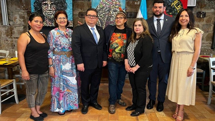 Embajador de Honduras ante Italia, Ernesto Pumpo, el artista y miembros de la embajada