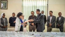 Addis Abeba: firma del memorando de entendimiento entre el consorcio intercongregacional apoyado por el Gsf, representado por don Petos Berga (derecha), y el banco Elebat Solution, con el director de operaciones Mulatyua Teshome (izquierda). Foto Giovanni Culmone / Gsf