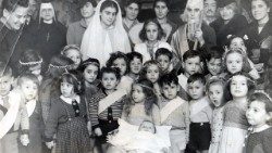 “Os pais do Menino Jesus estavam escondidos na nossa casa”. Recital de Natal de 1944 com judeus (crianças, Nossa Senhora, S. José) e habitantes do bairro; à esquerda, madre Elisabetta
