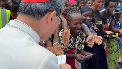 교황 특사 자격으로 콩고민주공화국 고마를 방문한 타글레 추기경