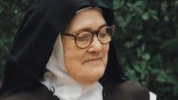 Sor Lucía dos Santos, una de las tres pastorcitas de Fátima, es Venerable.