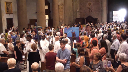 La processione d'ingresso della Veglia ecumenica di preghiera "Morire di speranza" nella Basilica di Santa Maria in Trastevere