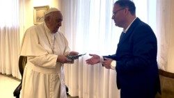 Il Papa riceve il premio onorario "Cinema for Peace"