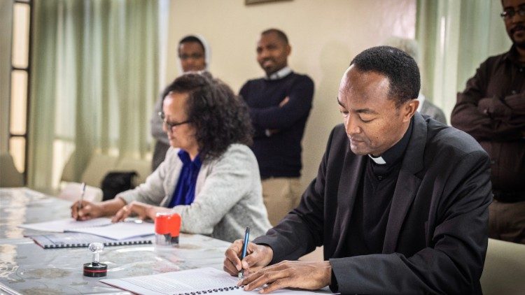 Momento de la firma del acuerdo, en el centro diocesano de San Miguel de Addis Abeba. Foto Giovanni Culmone / Gsf