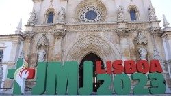 Logo della Gmg 2023 davanti alla Cattedrale di Lisbona