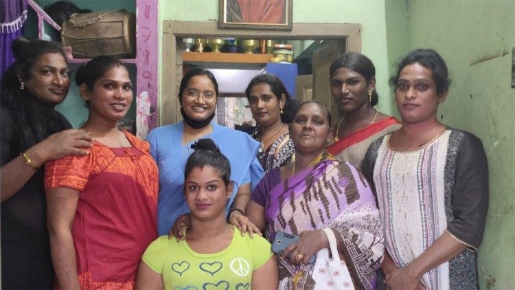 Die Ordensfrau mit einigen Transfrauen in ihrem Zentrum in Visakhapatnam