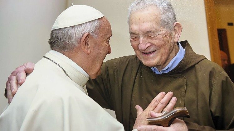Papa Francesco con padre Luis Pascual DRI