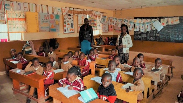 Escuela dirigida por las Hermanitas Misioneras de la Caridad en la Misión de Laare, Kenia