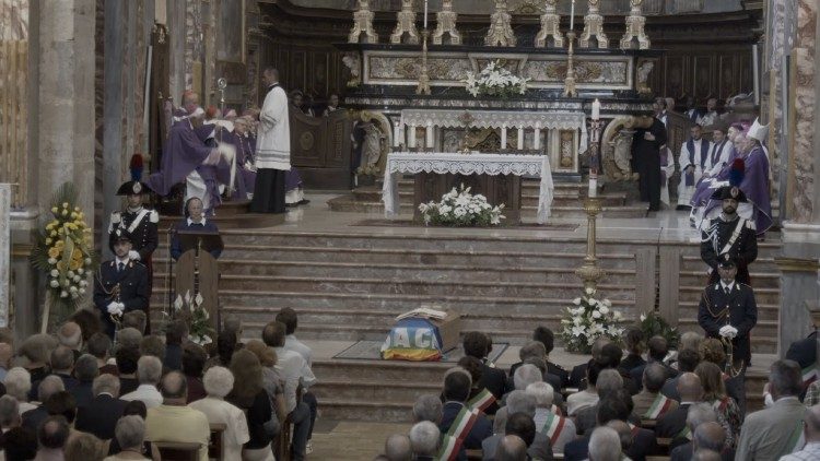 I funerali di monsignor Bettazzi nel duomo di Ivrea