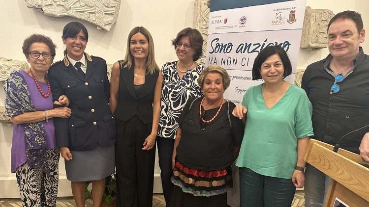 Francesca Picierno, Laila Perciballi, Barbara Funari e Lidia Borzì insieme ad alcuni partecipanti