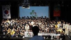 Corea del Sud: foto ricordo dei 150 giovani e giovanissimi dell'arcidiocesi di Seul che parteciperanno alla Gmg di Lisbona 2023