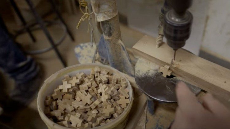 Atelier de fabrication de chapelets en Terre Sainte.