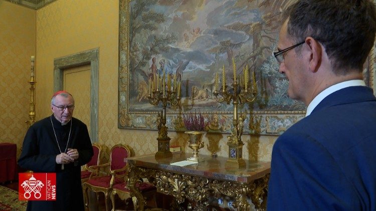 El secretario de Estado durante la entrevista con los medios de comunicación vaticanos