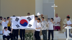 I giovani sud coreani sul palco con il Papa per festeggiare l'annuncio della prossima Gmg a Seoul