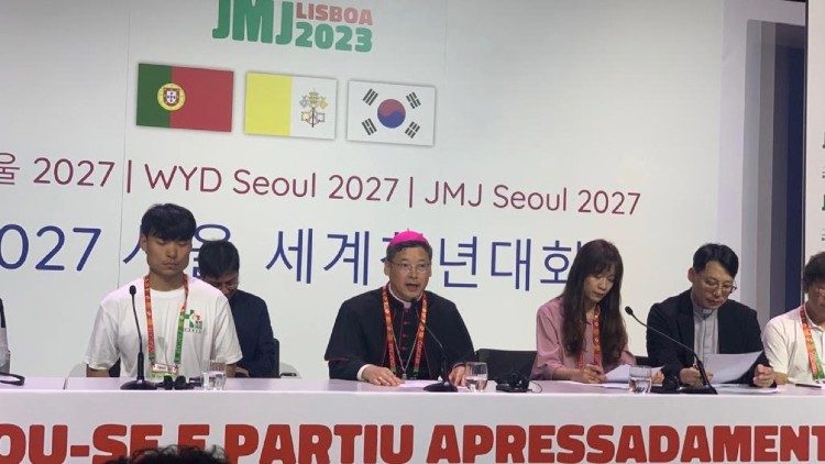El arzobispo de Seúl, Peter Chung Soon-taick (en el centro), durante la rueda de prensa
