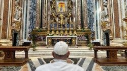 O Papa Francisco em Santa Maria Maior agradece à Salus Populi Romani sua viagem à Mongólia (Vatican Media)