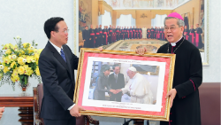 Il Presidente del Vietnam Võ Văn Thưởng con il presidente della Conferenza episcopale vietnamita, monsignor Joseph Nguyễn Năng