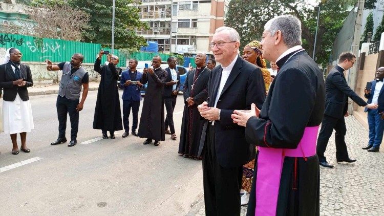 Un momento della visita in Angola del cardinale Parolin