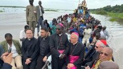 El cardenal Parolin en Malakal, Sudán del Sur, en el barco que transporta refugiados desde Sudán.