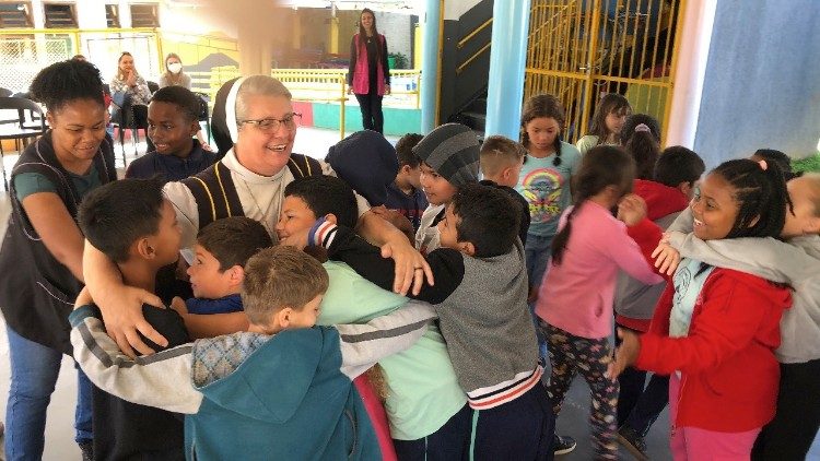 Ir. Anete Giordani com as crianças atendidas em Curitiba