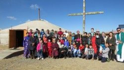 Il cardinale Marengo con i fedeli di Ulaanbaatar