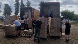 Le operazioni di scarico degli aiuti umanitari per l'Ucraina 
