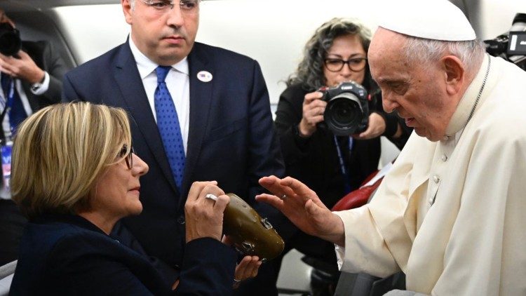 El Papa bendice la cantimplora de un militar ucraniano que se salvó de una explosión.
