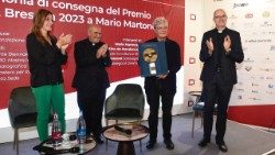 Entrega del Premio Bresson 023 de la Fundación Ente del Espectáculo en el Festival de Venecia. El cardenal Tolentino de Mendonca (segundo desde la izquierda) lo entrega al director Mario Martone (tercero desde la izquierda). 
