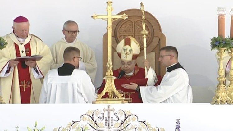 Cardenal Semeraro preside la santa misa con rito de beatificación de la familia Ulma en Polonia.