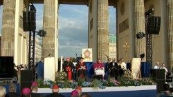 Abschluss des Friedenstreffens in Berlin am Dienstag: hier die christlichen Vertreter vor dem Brandenburger Tor