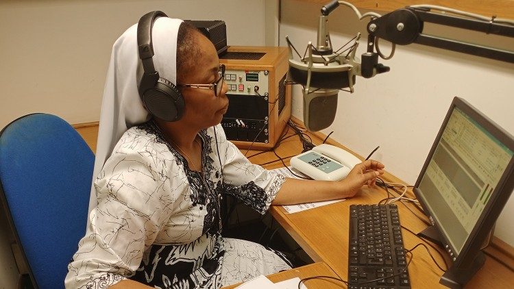 Ejercicios prácticos de Sor Chidalu Georginia Ohalete durante sus prácticas en Vatican News/Radio Vaticano con el Proyecto Pentecostés