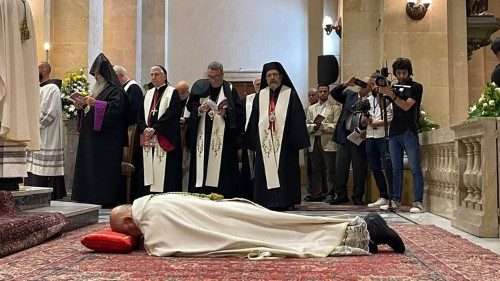 Aleppo, ordinato vescovo il francescano Jallouf: simbolo per i siriani "assetati di pace"
