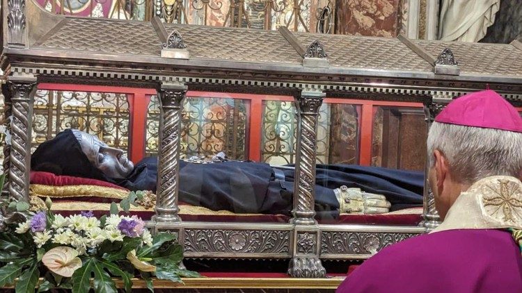 Dom Prevost em oração diante das relíquias de São Nicolau de Tolentino