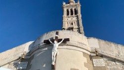 Le crucifix à Notre-Dame de la Garde "À tous les naufragés ensevelis dans le linceul des flots”.