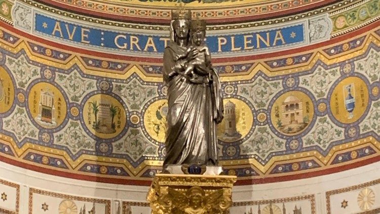 La statua della Vergine Maria all'interno della basilica