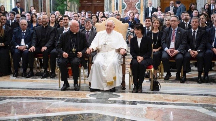 El Papa durante la audiencia con los rectores de las universidades latinoamericanas junto a monseñor Vincenzo Paglia y Emilce Cuda.