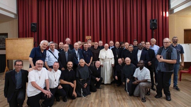 Papa Francisco junto a sacerdotes de la Diócesis de Roma. 