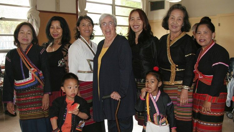 Mulheres Khmus com trajes feitos à mão numa foto de grupo com a irmã Michaela