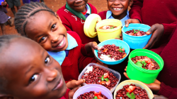 Niños comiendo los alimentos preparados por Food For Education