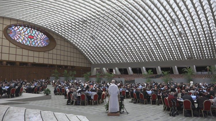 L'Aula Paolo VI con i partecipanti al Sinodo