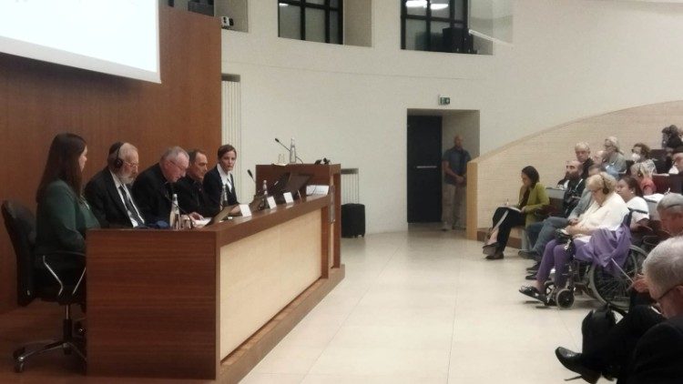 Relatori e pubblico nell'aula magna della Pontificia Università Gregoriana