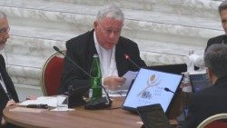 Der Berichterstatter Jean-Claude Hollerich bei den Synodenarbeiten