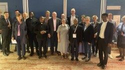 Gruppenfoto vom Begegnungsabend von missio Aachen am Rande der Synode zum Thema Safeguarding und Kinderschutz