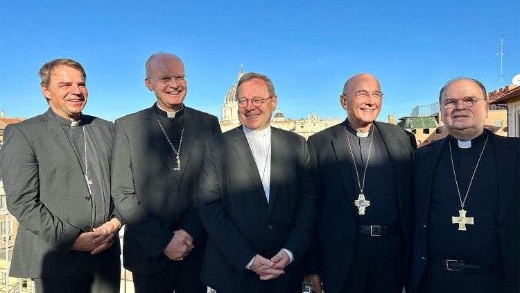 Die deutschen Bischöfe bei einer Pressebegegnung im Abschluss an die Synode in Rom